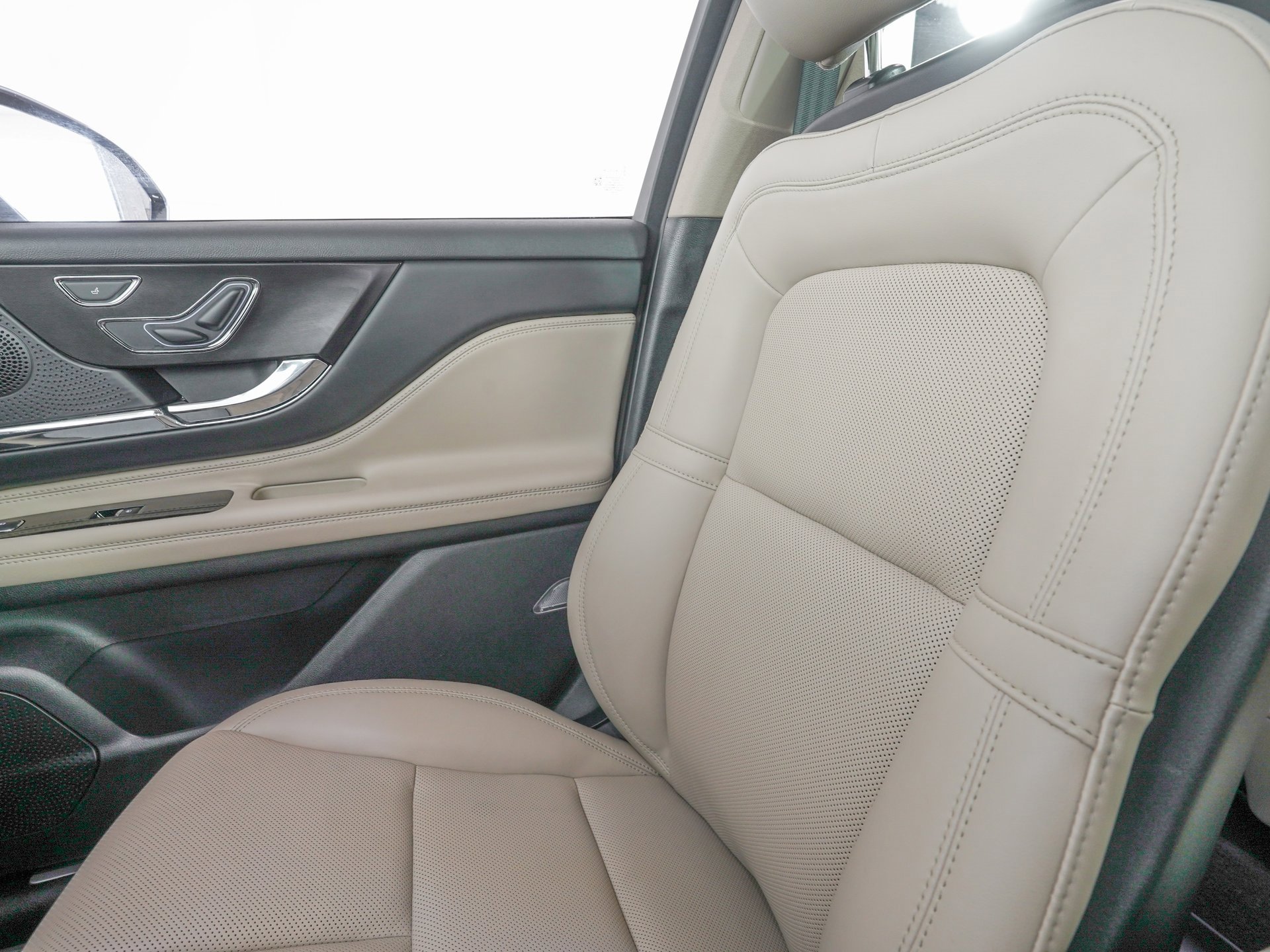 Used 2025 Lincoln Corsair Grand Touring w/ Jet Appearance Package image 27