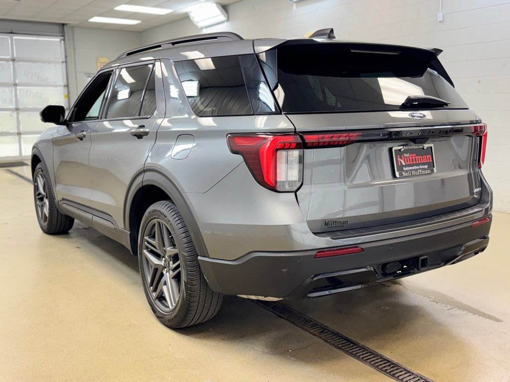 Used 2025 Ford Explorer ST-Line w/ ST-Line Street Pack AWD/4WD image 7
