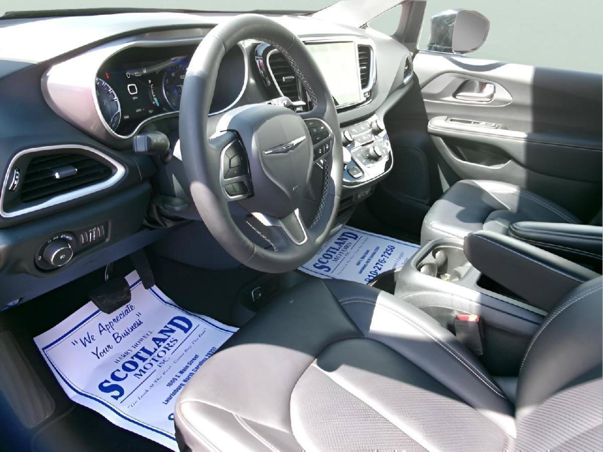 Used 2025 Chrysler Pacifica Select FWD image 13