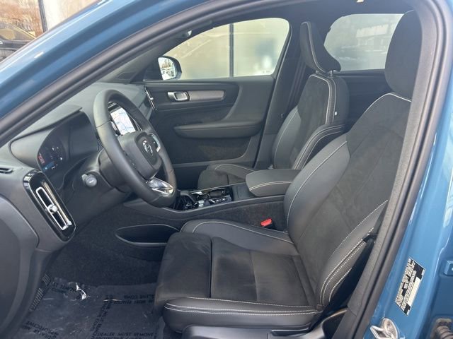Certified 2025 Volvo XC40 B5 Plus image 17