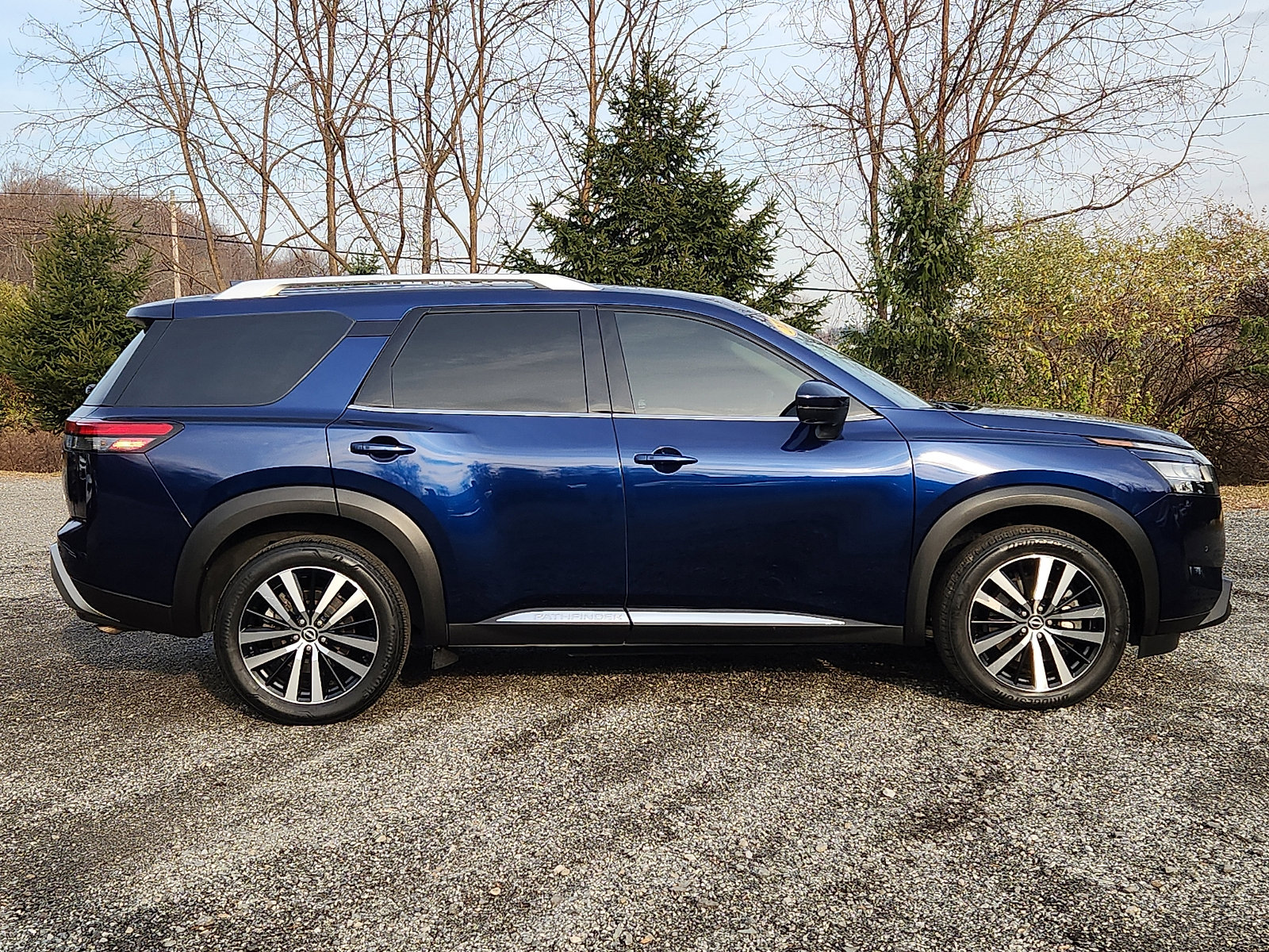 Used 2023 Nissan Pathfinder Platinum w/ Cargo Package image 7