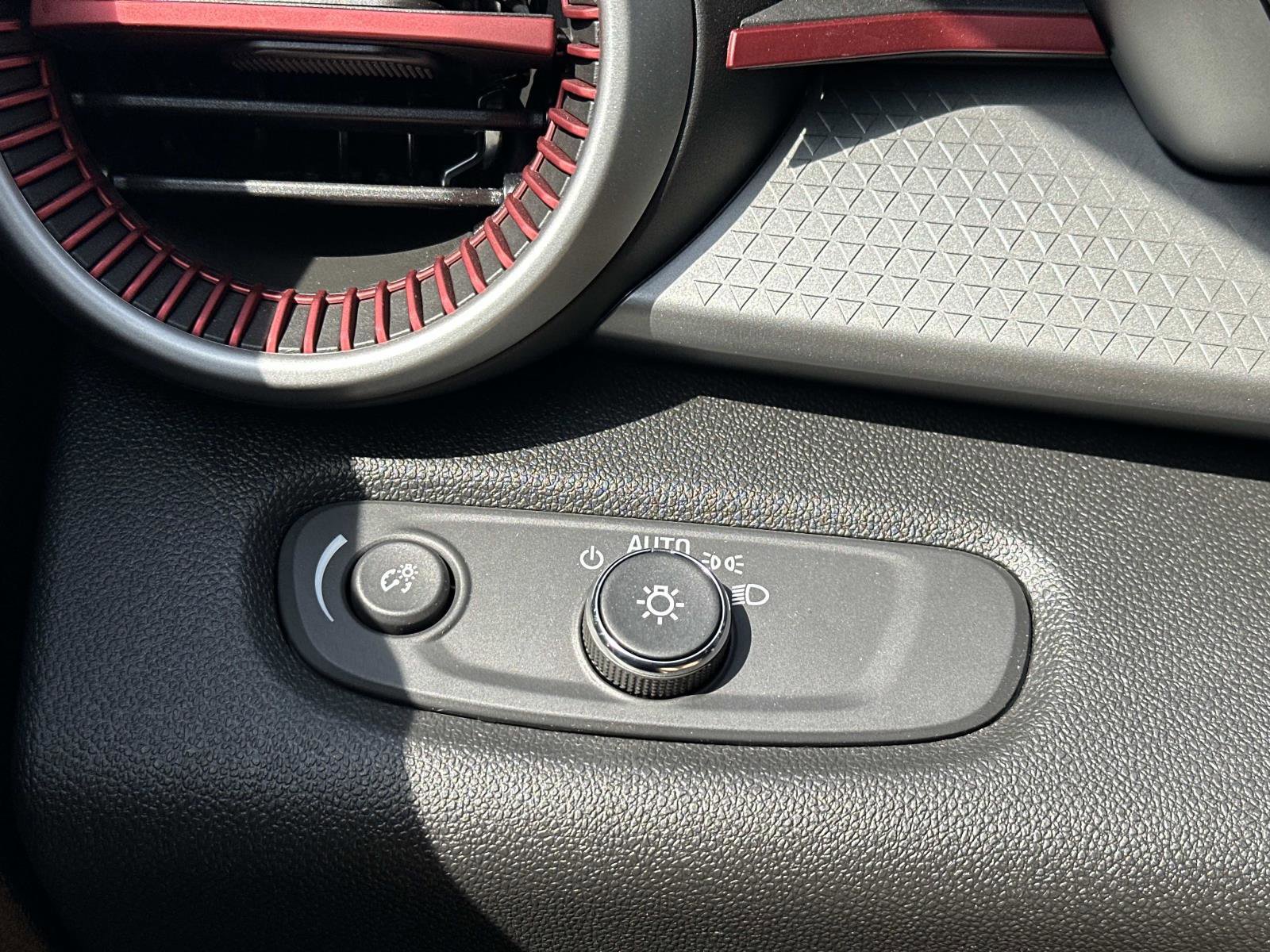 Certified 2024 Chevrolet Trax RS w/ Driver Confidence Package FWD image 25