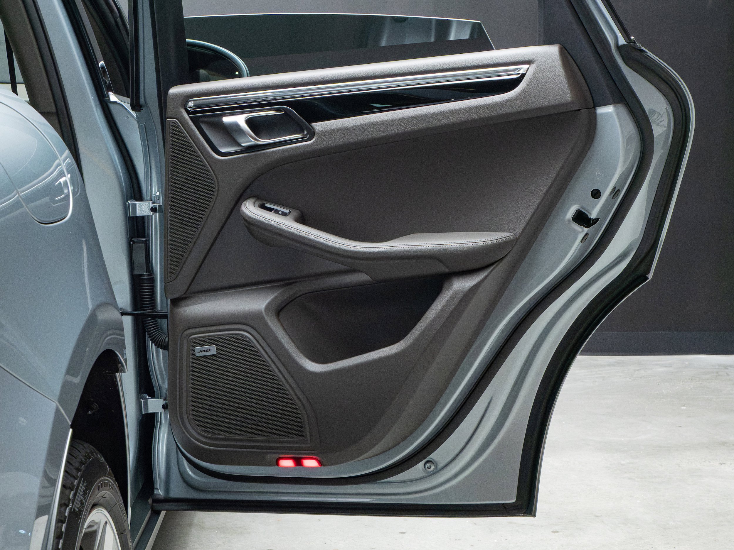 Certified 2025 Porsche Macan AWD/4WD image 32