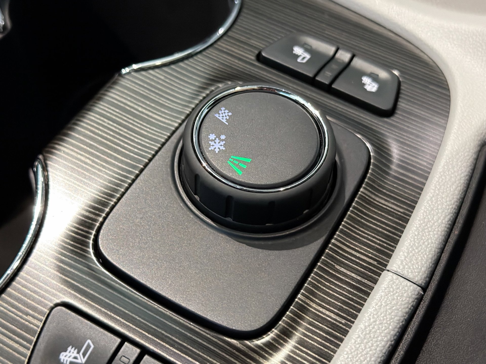 Used 2020 GMC Acadia SLT FWD image 29