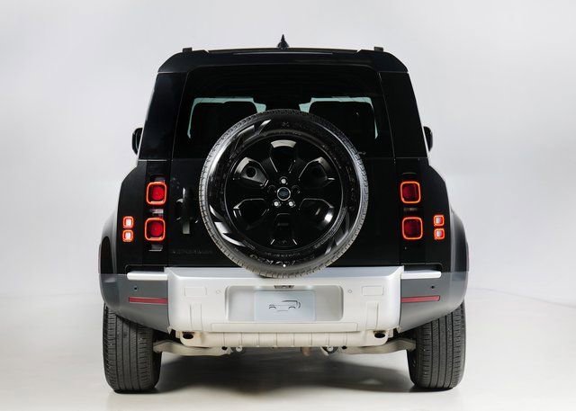 Used 2025 Land Rover Defender 110 S image 7