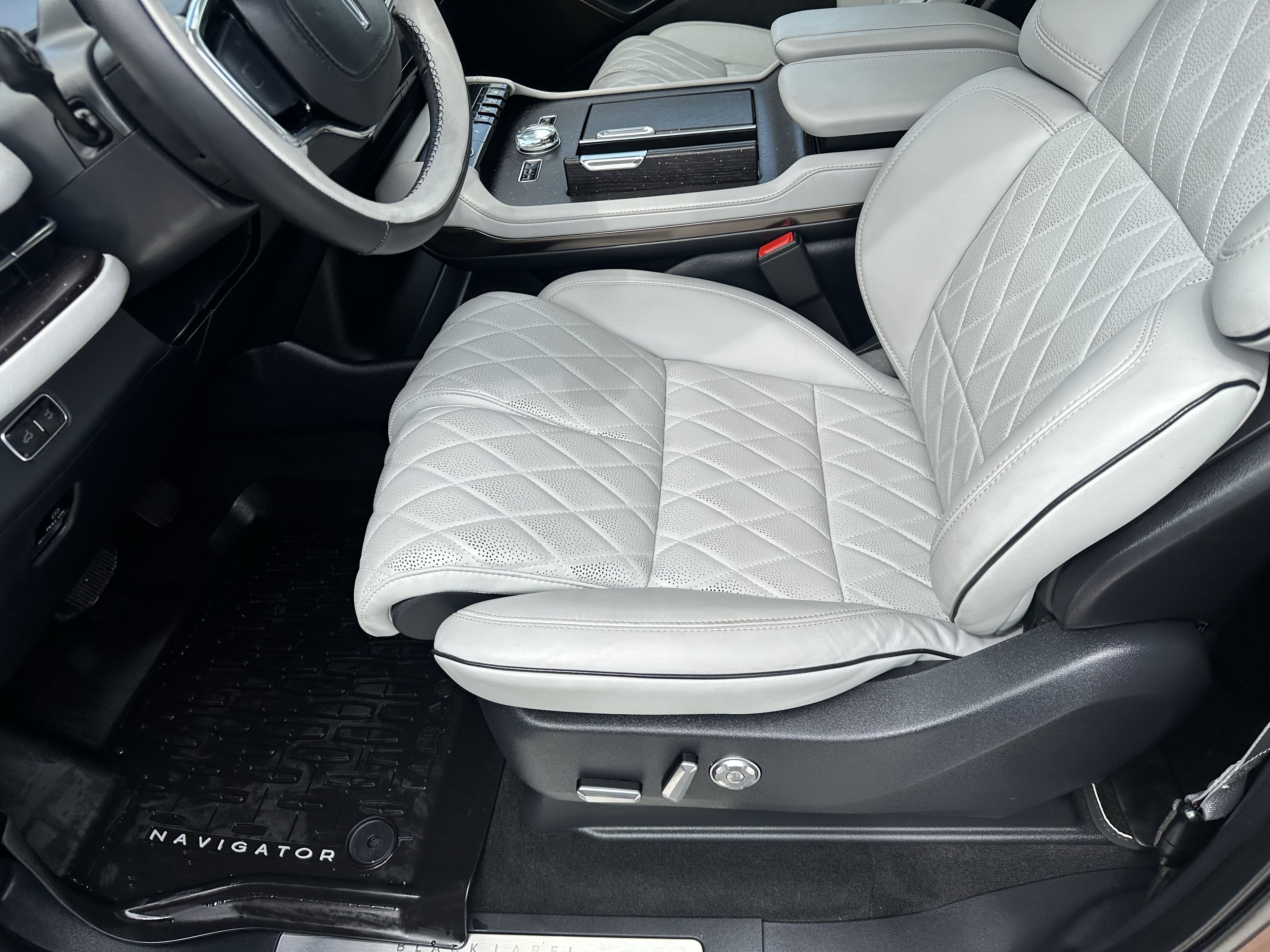 Used 2025 Lincoln Navigator L Black Label w/ Black Label Special Edition AWD/4WD image 7