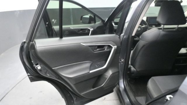 Used 2021 Toyota RAV4 LE AWD/4WD image 12
