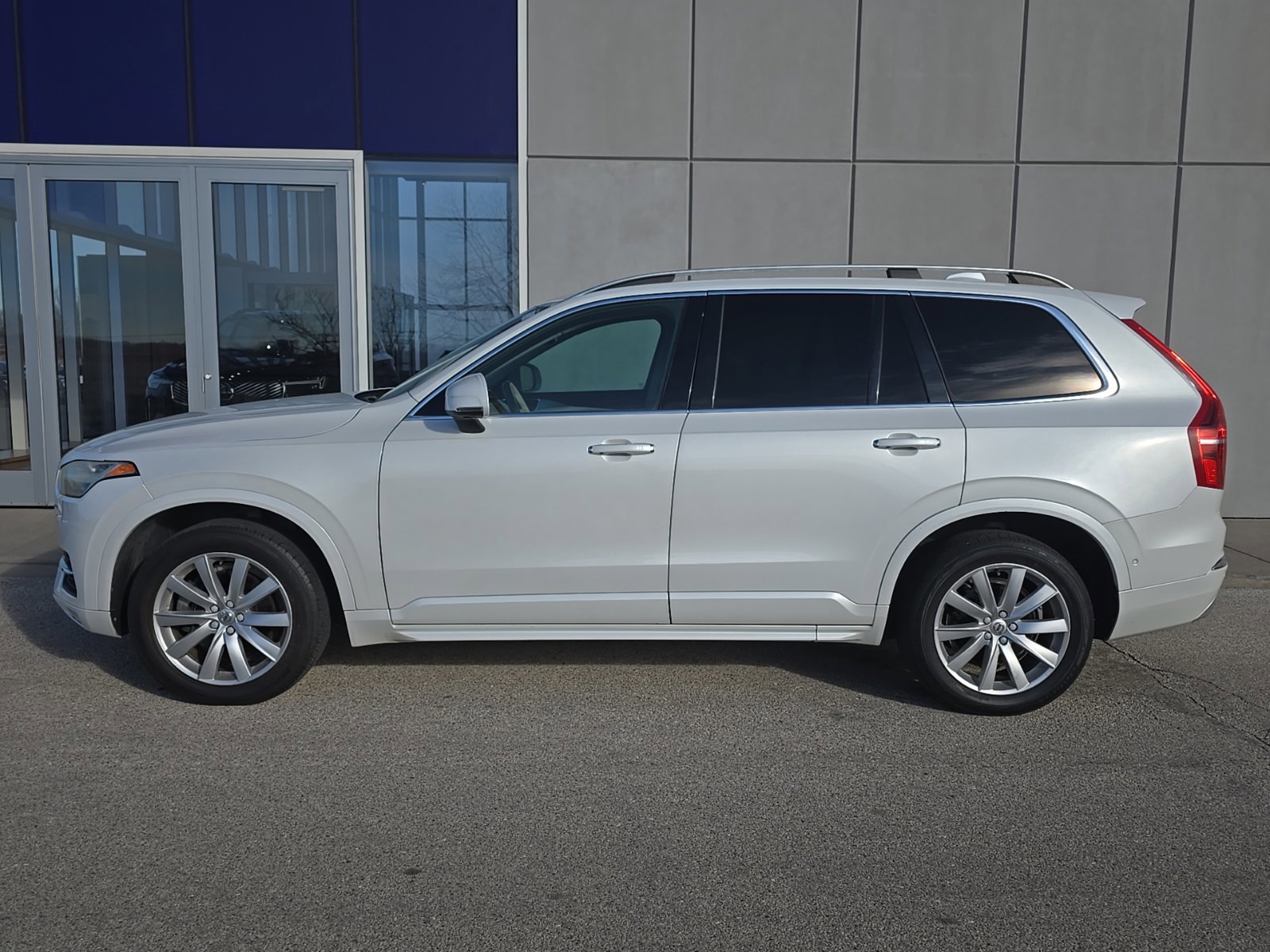 Used 2017 Volvo XC90 T6 Momentum w/ Vision Package image 3