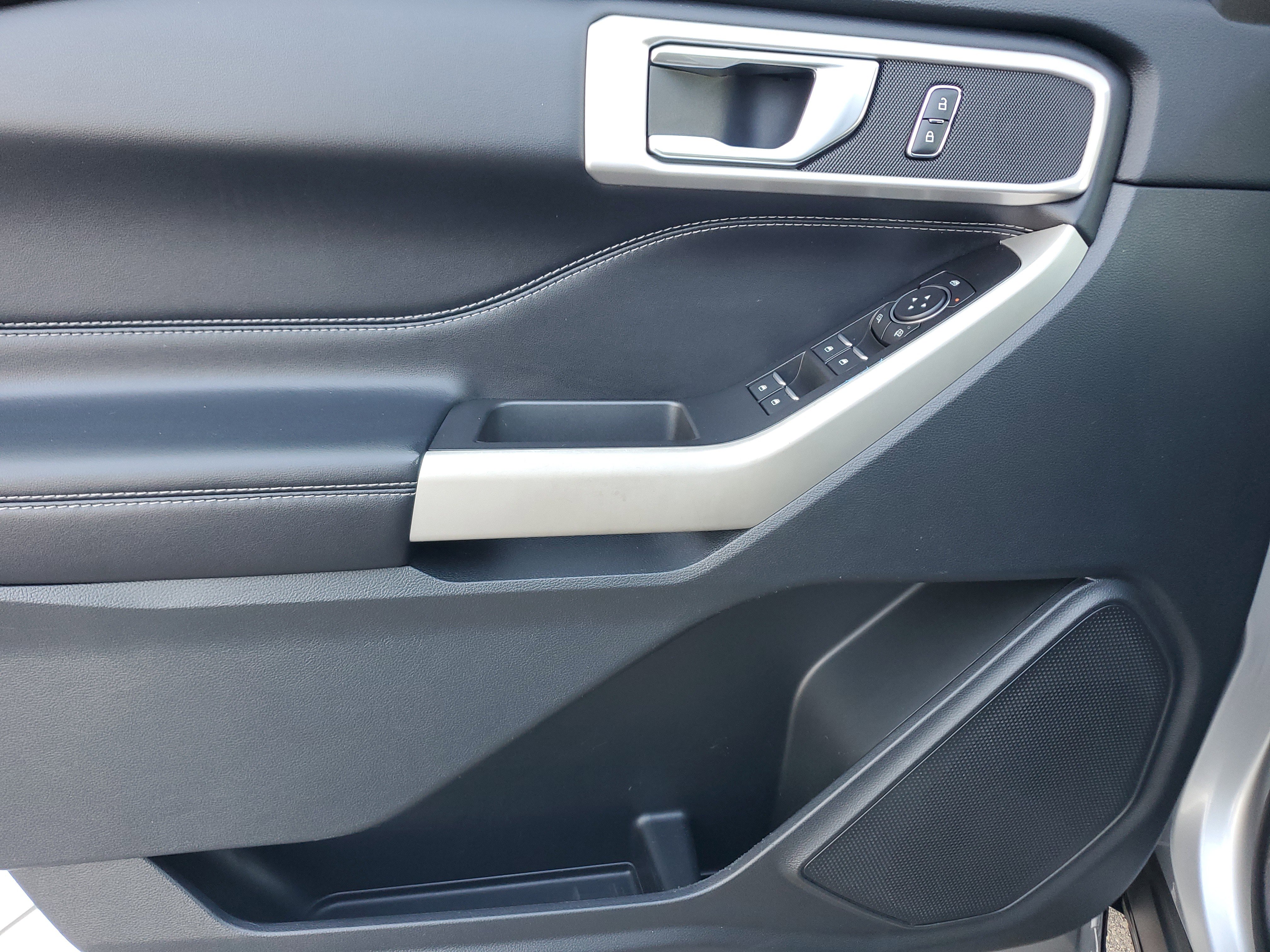 Used 2021 Ford Explorer XLT w/ Equipment Group 202A image 28