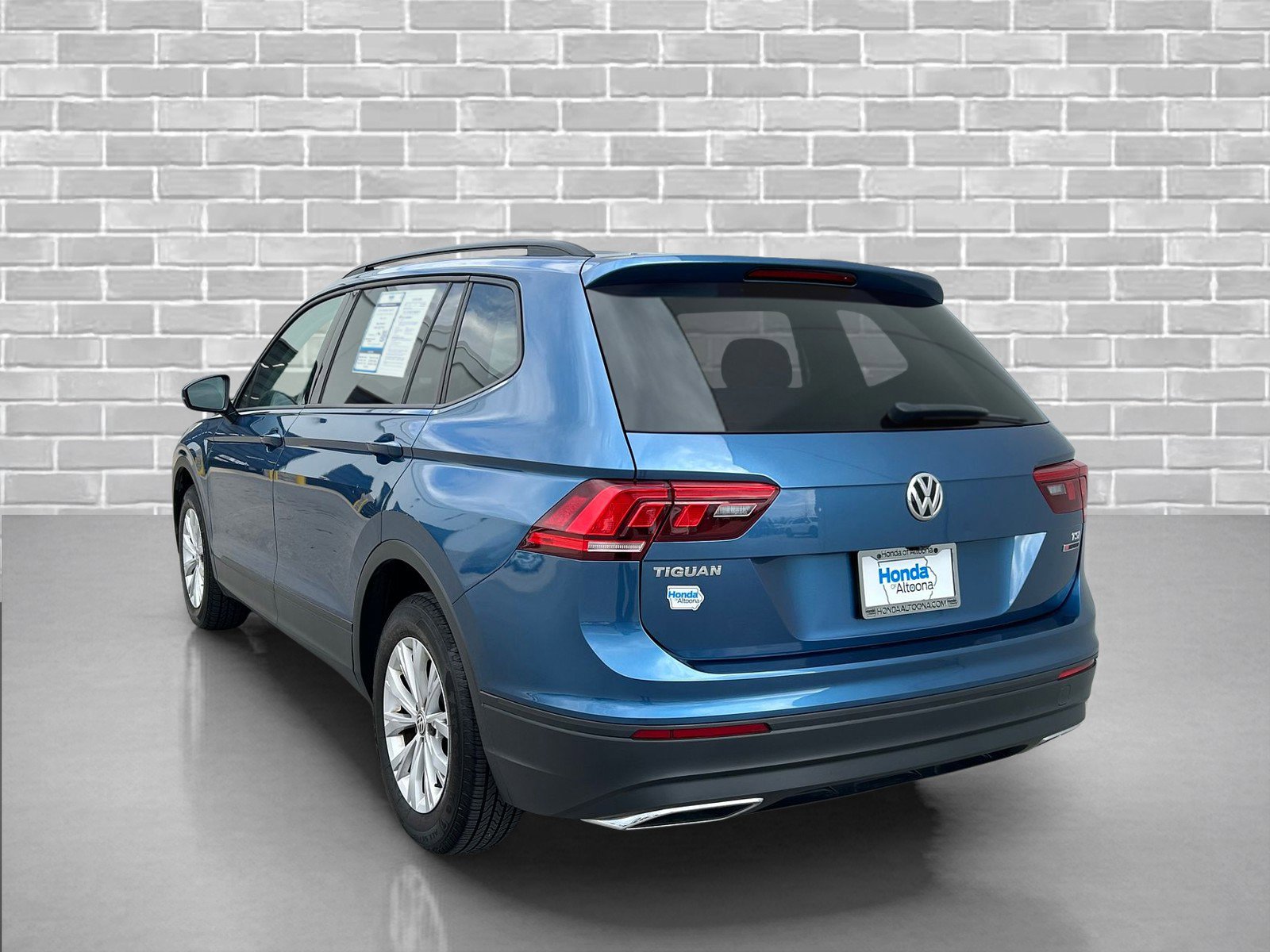 Used 2018 Volkswagen Tiguan S image 3