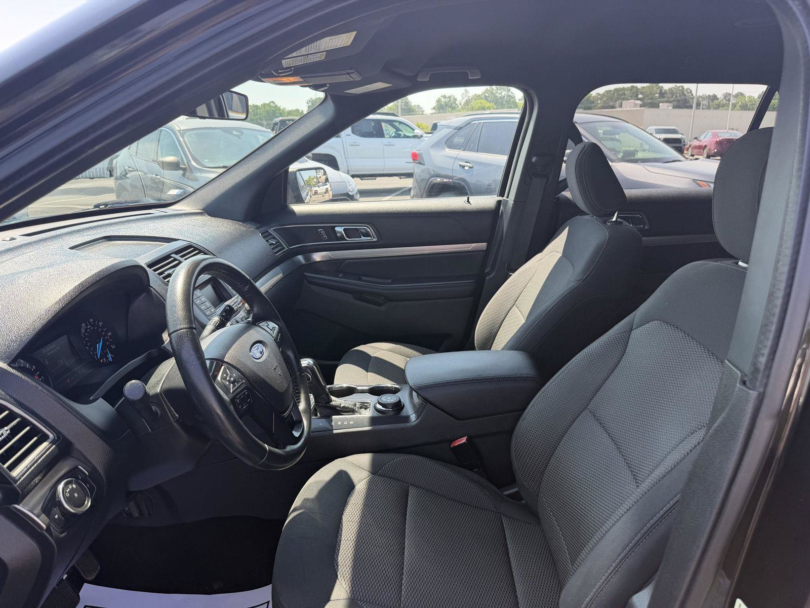 Used 2018 Ford Explorer XLT AWD/4WD image 12