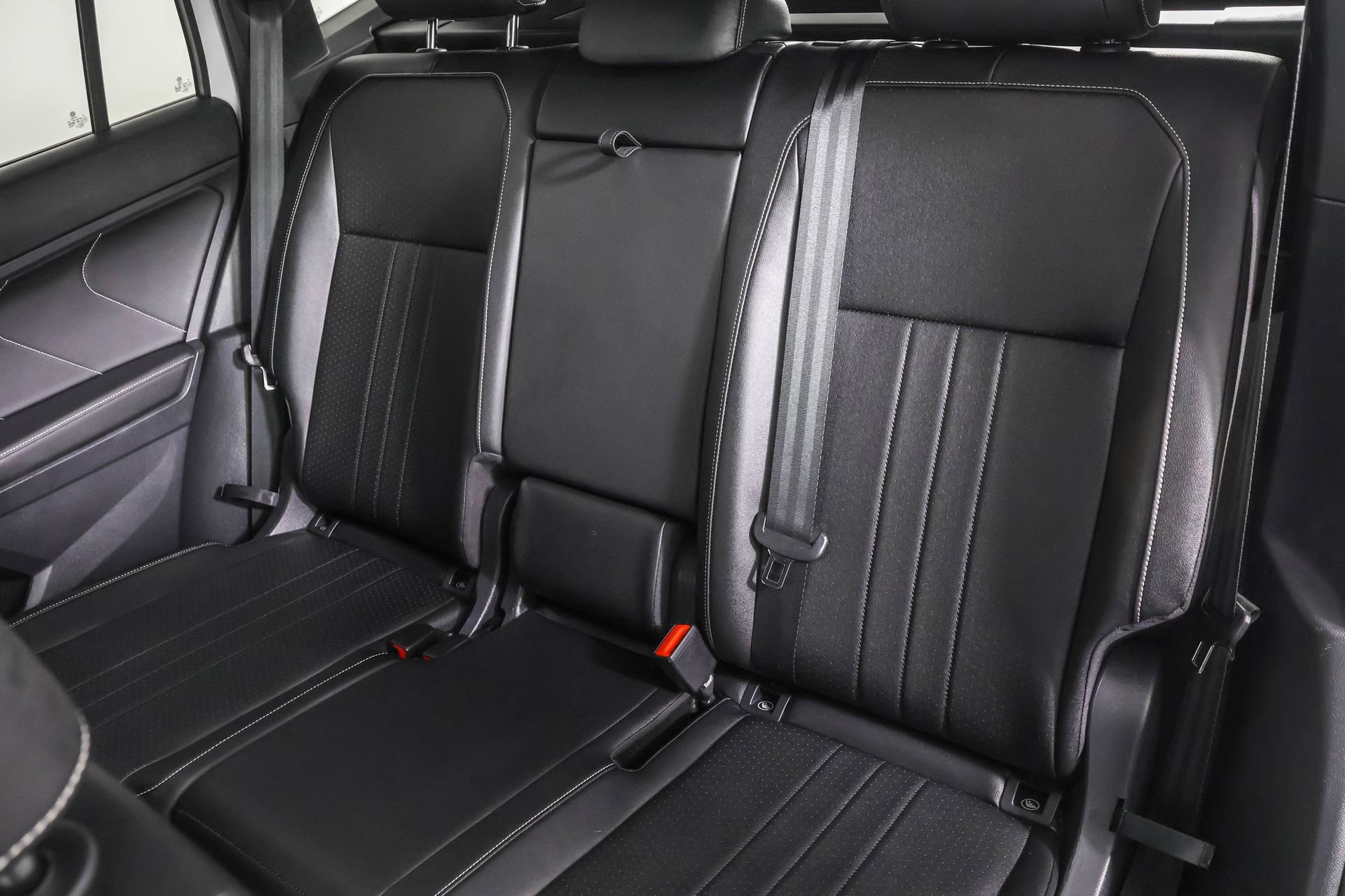 Used 2023 Volkswagen Tiguan SE R-Line image 37