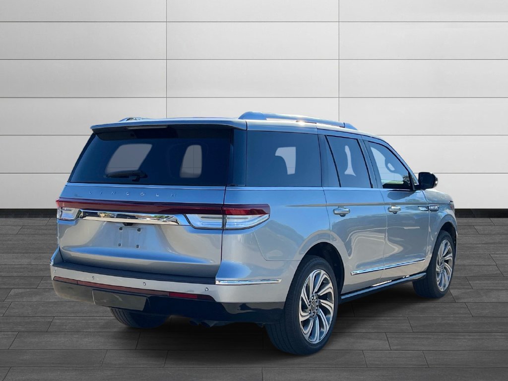 Used 2024 Lincoln Navigator Reserve AWD/4WD image 5