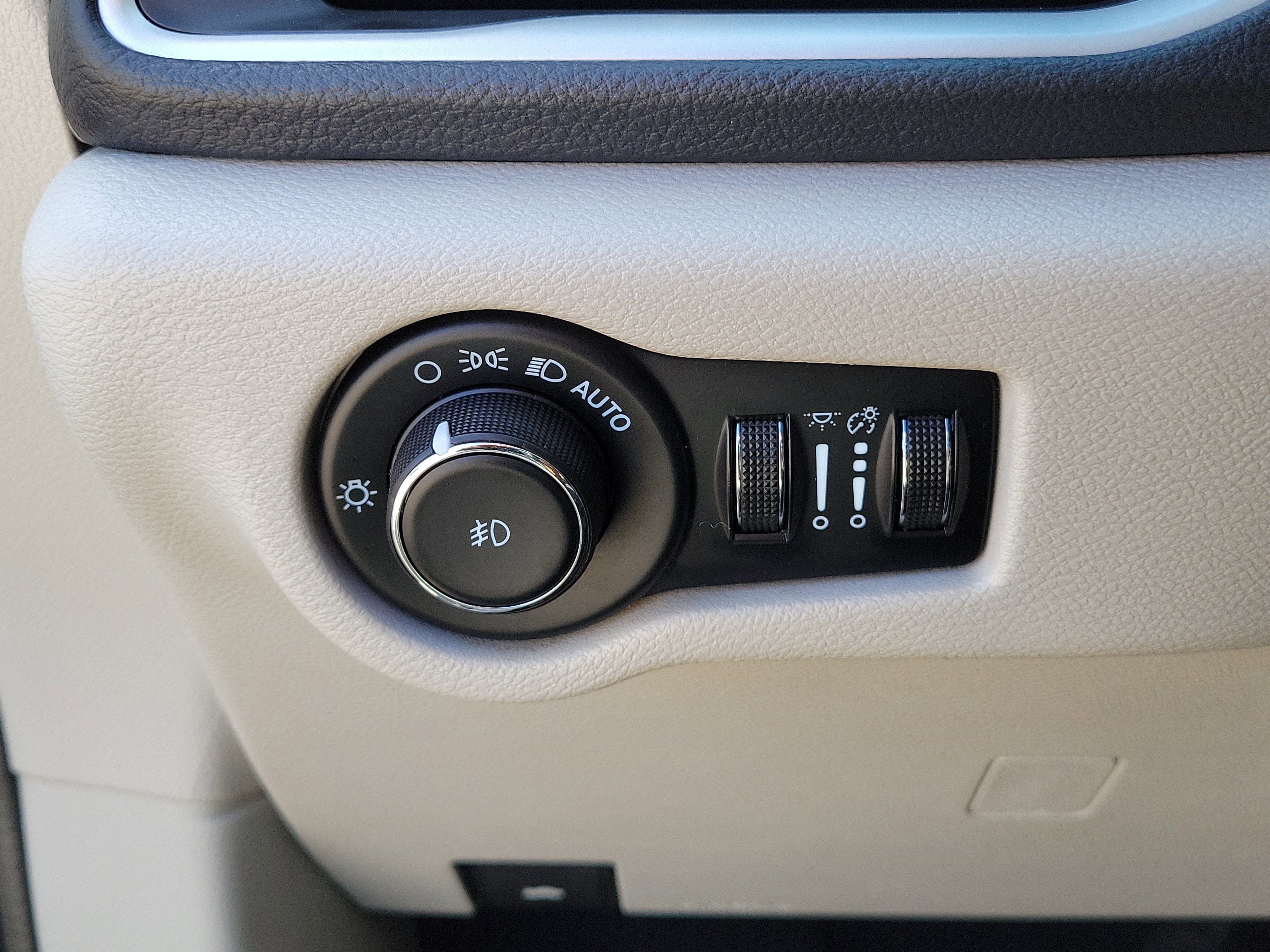 Used 2023 Chrysler Pacifica Touring-L FWD image 19