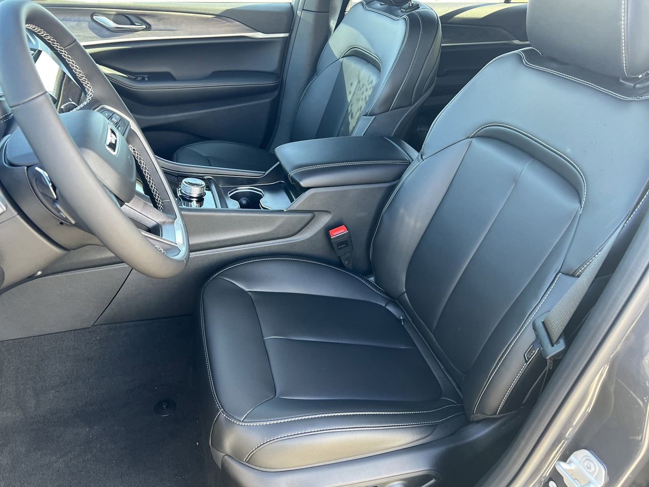 New 2025 Jeep Grand Cherokee L Limited w/ Black Appearance Package AWD/4WD image 19