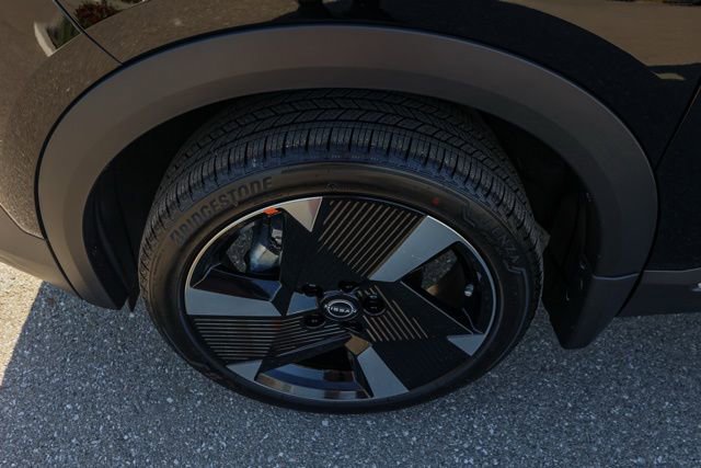 New 2025 Nissan Kicks SR image 11