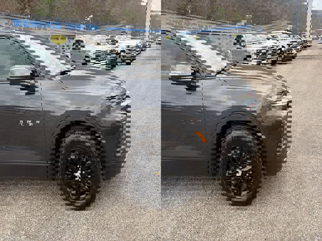 Used 2022 Chevrolet Blazer LT image 2