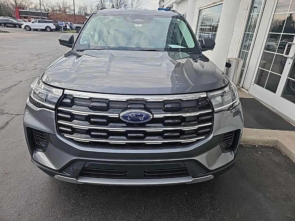 Used 2025 Ford Explorer Active AWD/4WD image 3