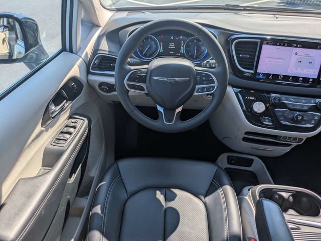 Used 2024 Chrysler Pacifica Touring-L FWD image 17