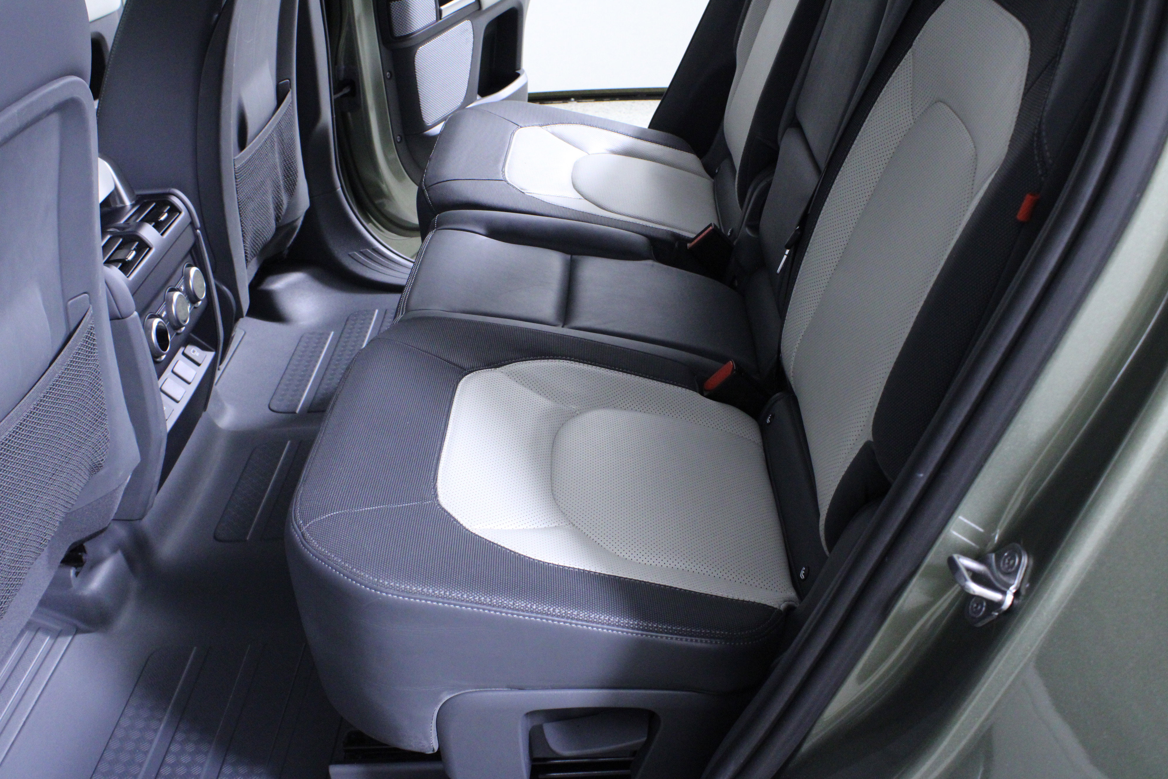 Used 2023 Land Rover Defender 130 X-Dynamic SE image 11