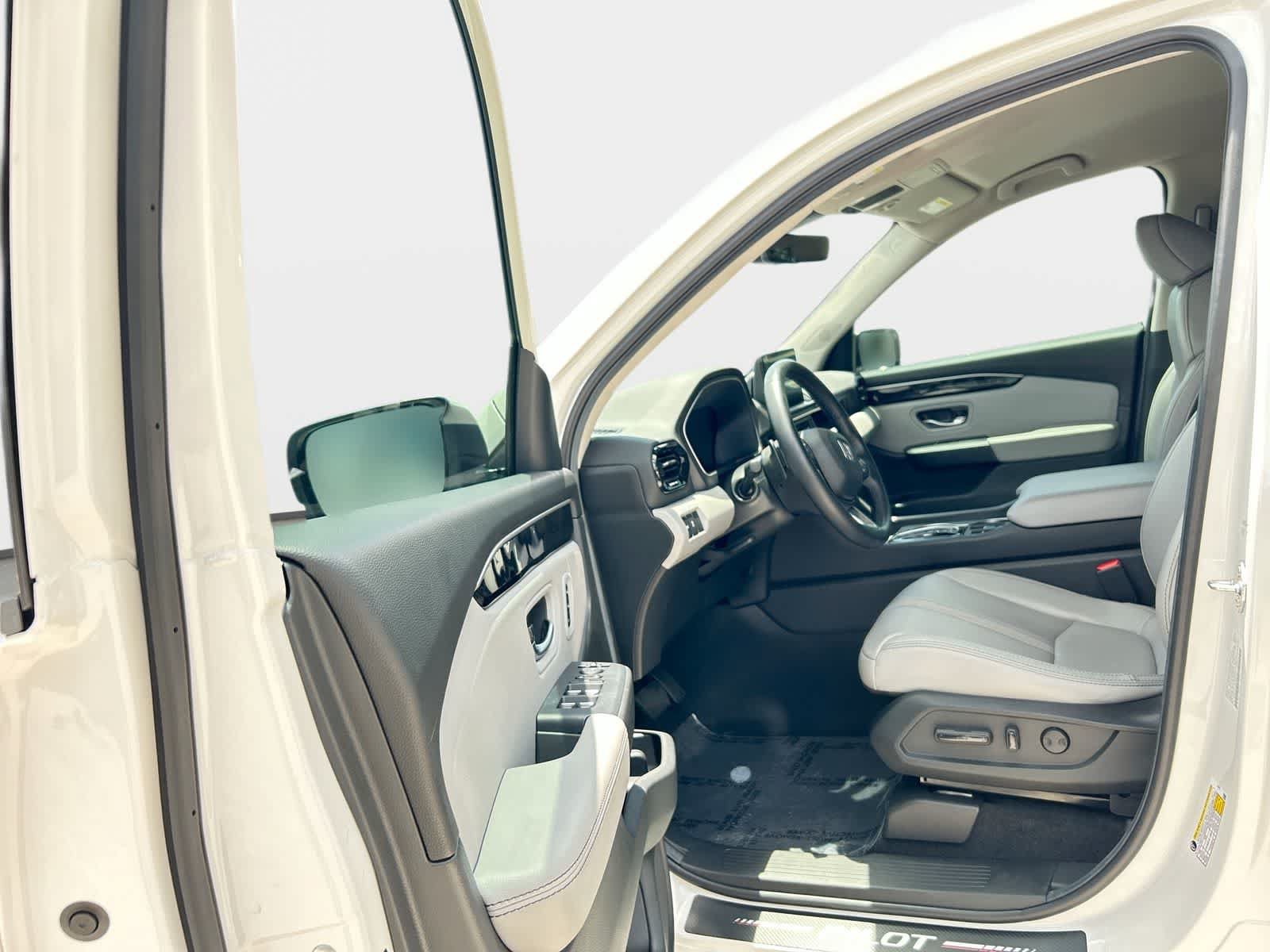 Used 2025 Honda Pilot EX-L image 10