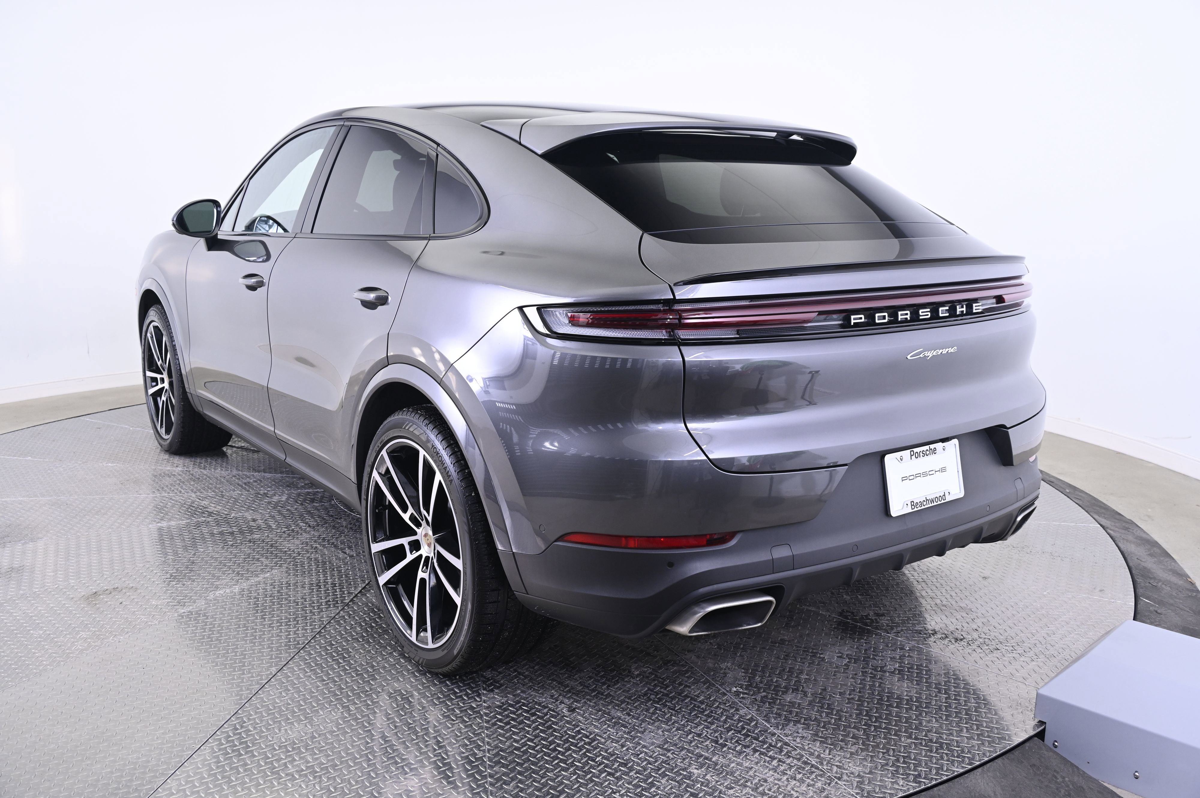Certified 2024 Porsche Cayenne Coupe image 3