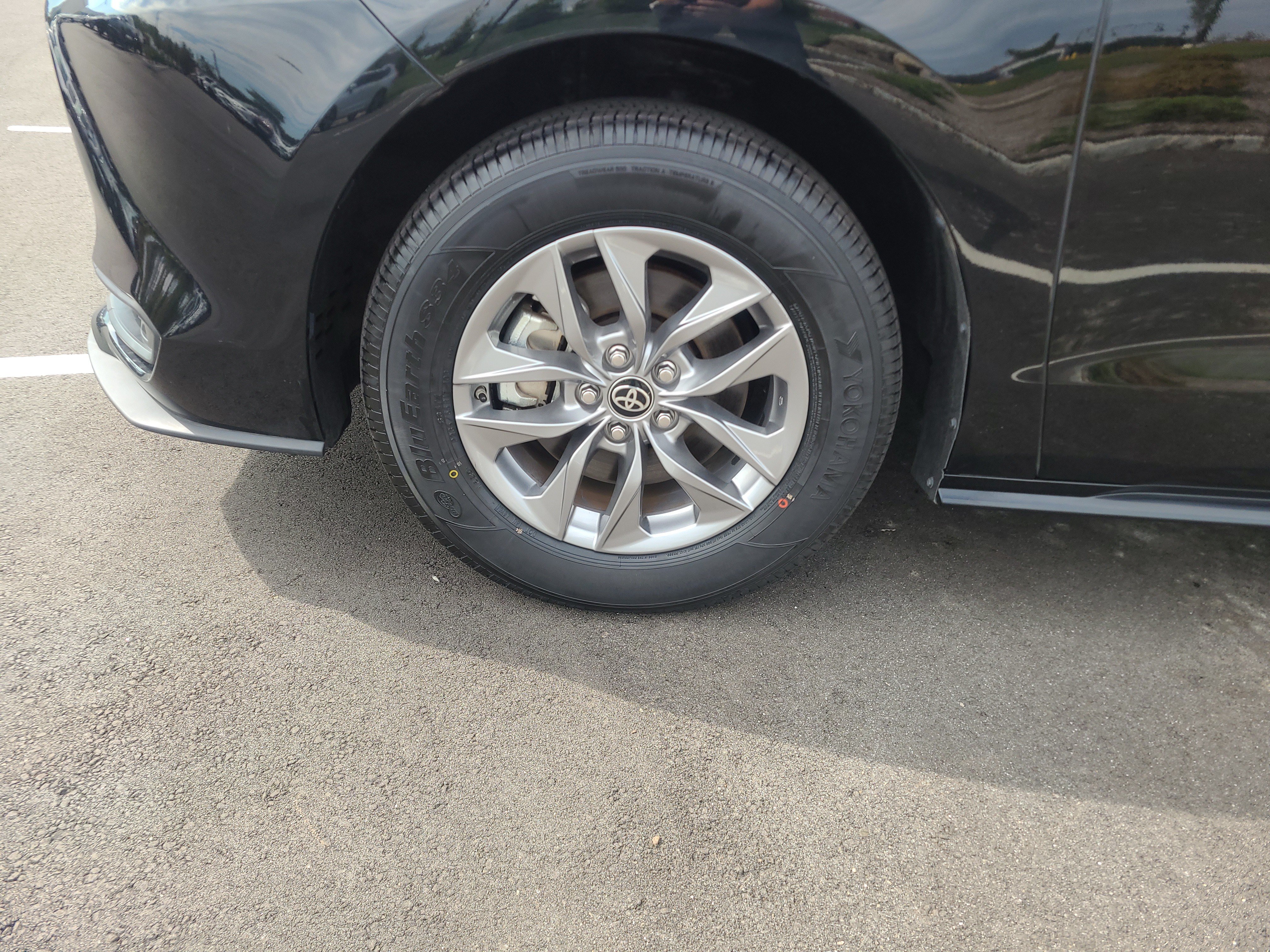 Certified 2025 Toyota Sienna LE FWD image 9