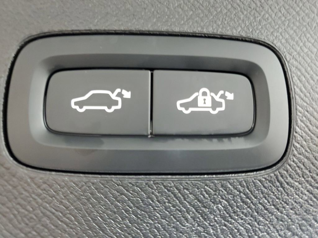 Certified 2025 Volvo XC90 B6 Core w/ Climate Package image 12