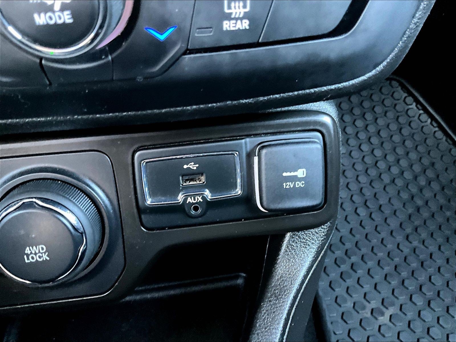 Used 2020 Jeep Renegade Latitude w/ Cold Weather Group AWD/4WD image 16