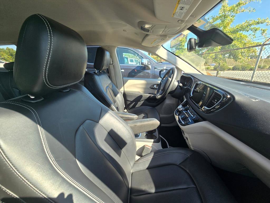 Used 2024 Chrysler Pacifica Touring-L FWD image 9