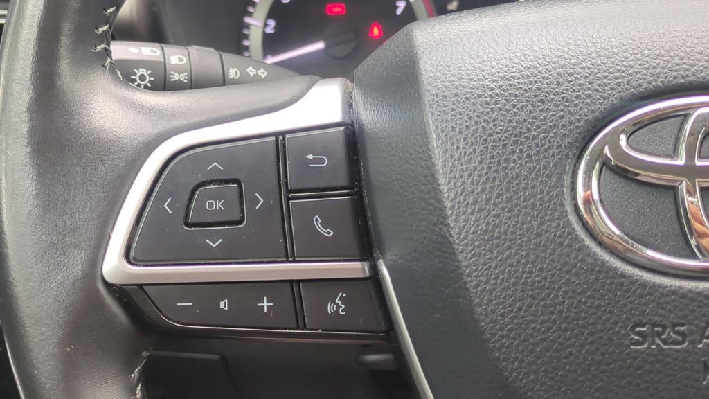Used 2024 Toyota Highlander LE AWD/4WD image 20