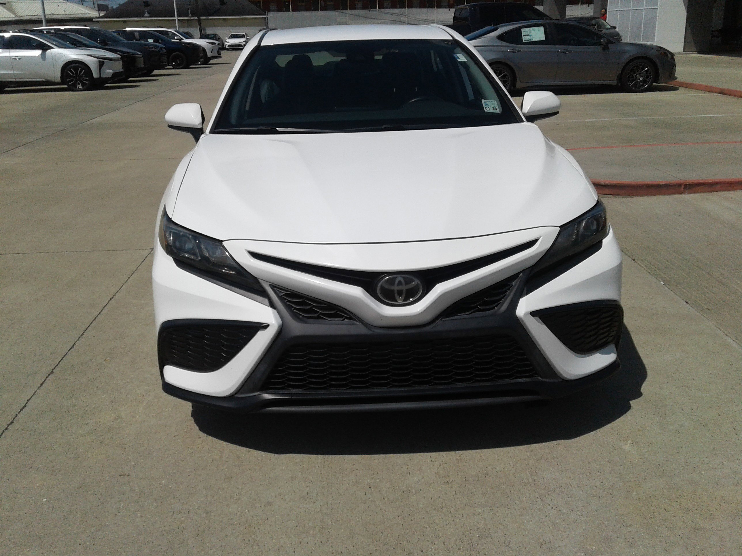 Used 2021 Toyota Camry SE FWD image 2