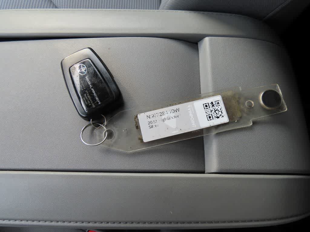 Used 2022 Toyota Highlander LE AWD/4WD image 28