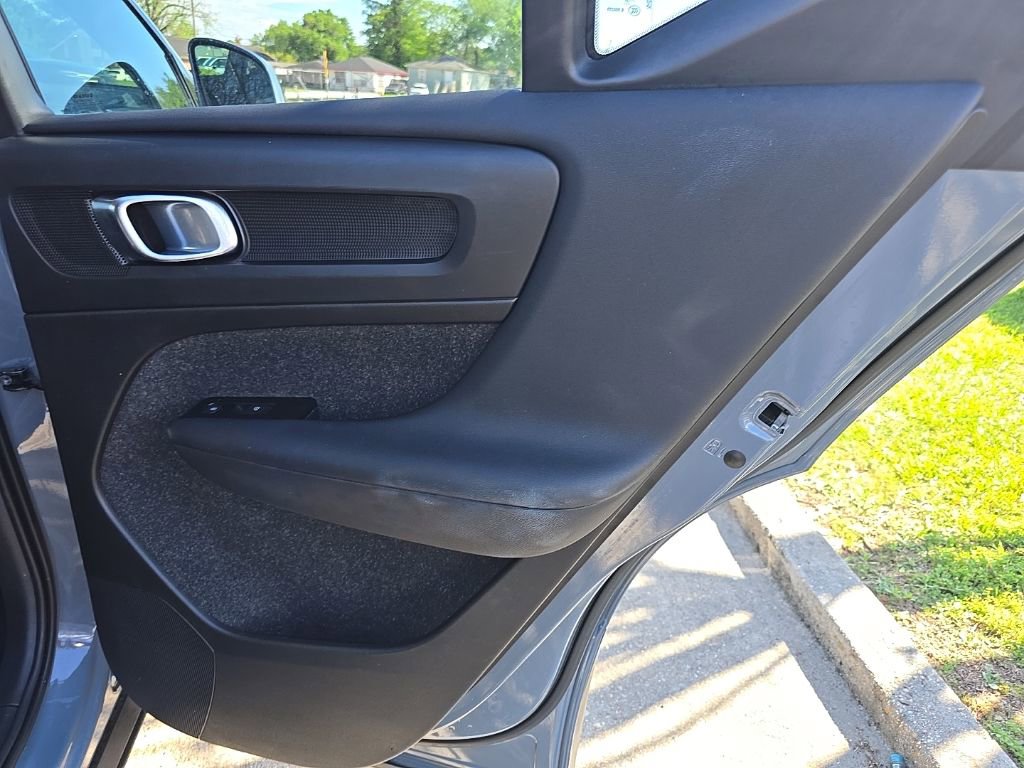 Used 2021 Volvo XC40 T5 Momentum image 33