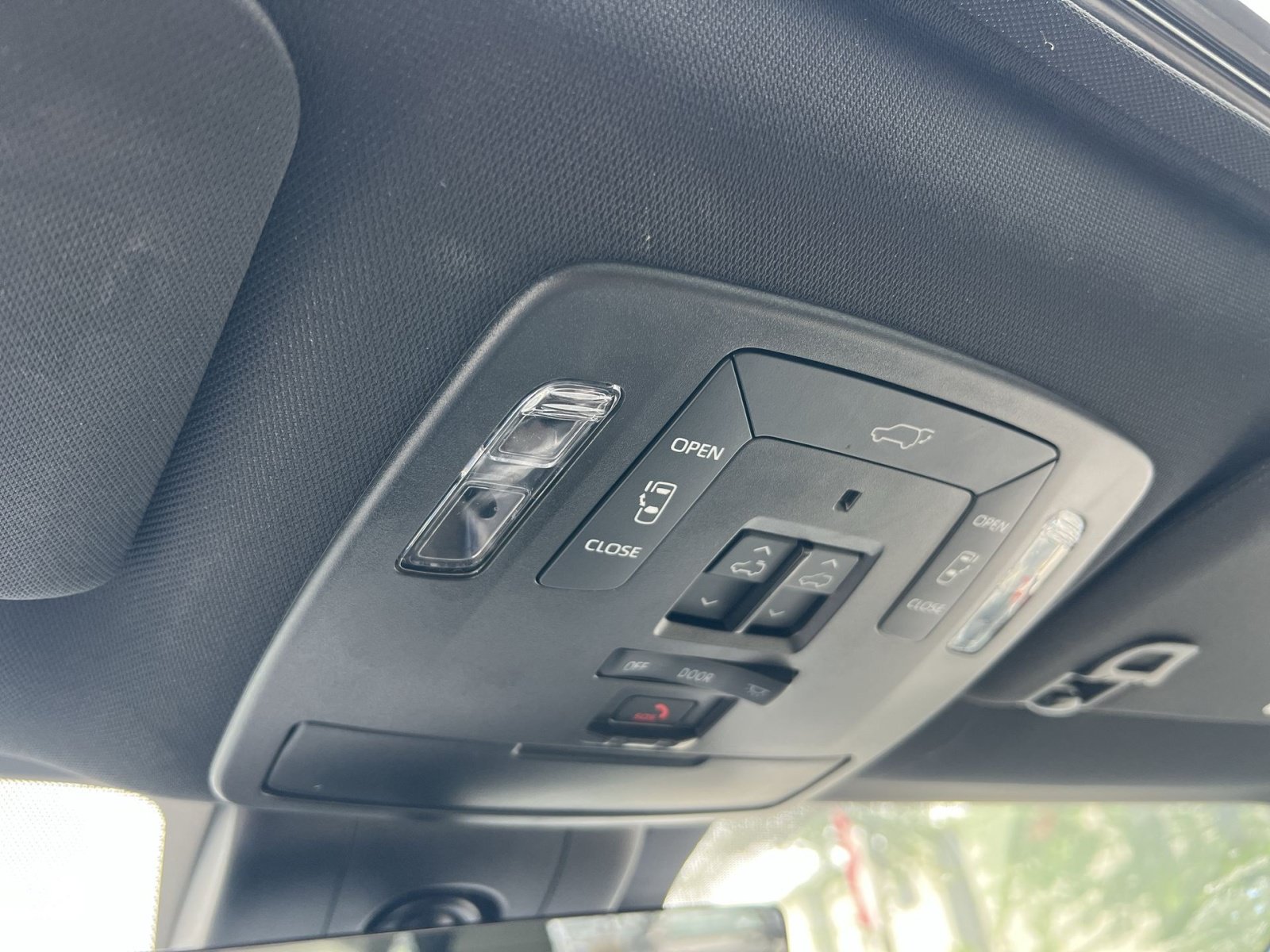 Used 2025 Toyota Sienna Platinum AWD/4WD image 32