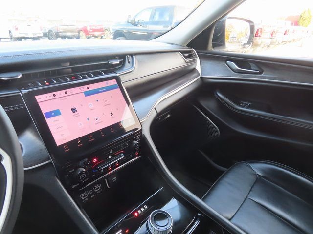 Used 2023 Jeep Grand Cherokee Limited image 38