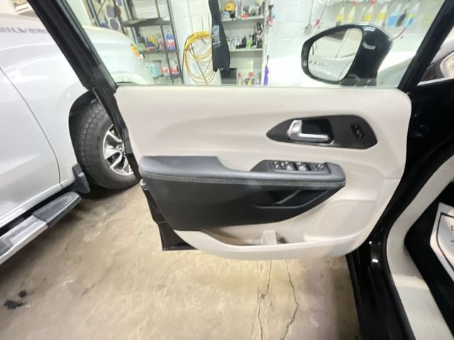 Used 2024 Chrysler Pacifica Touring-L FWD image 13