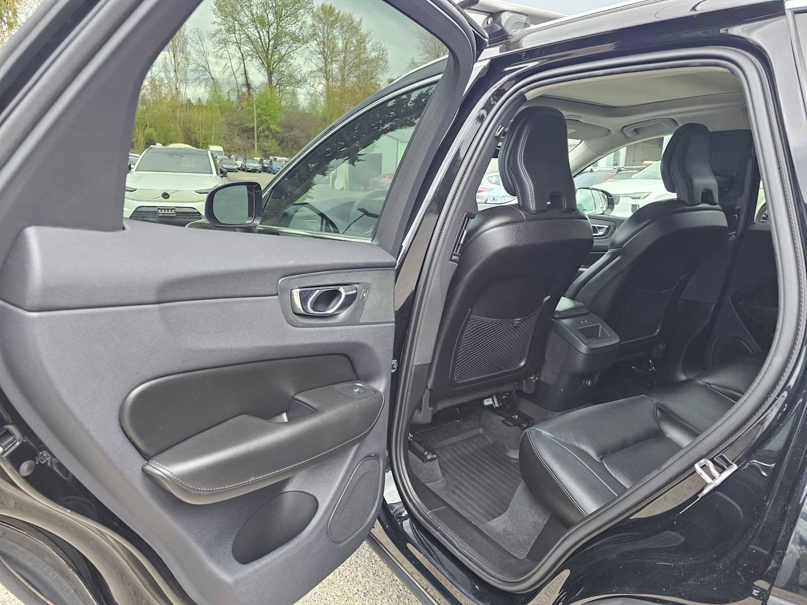 Used 2019 Volvo XC60 T5 Momentum w/ Multimedia Package image 15
