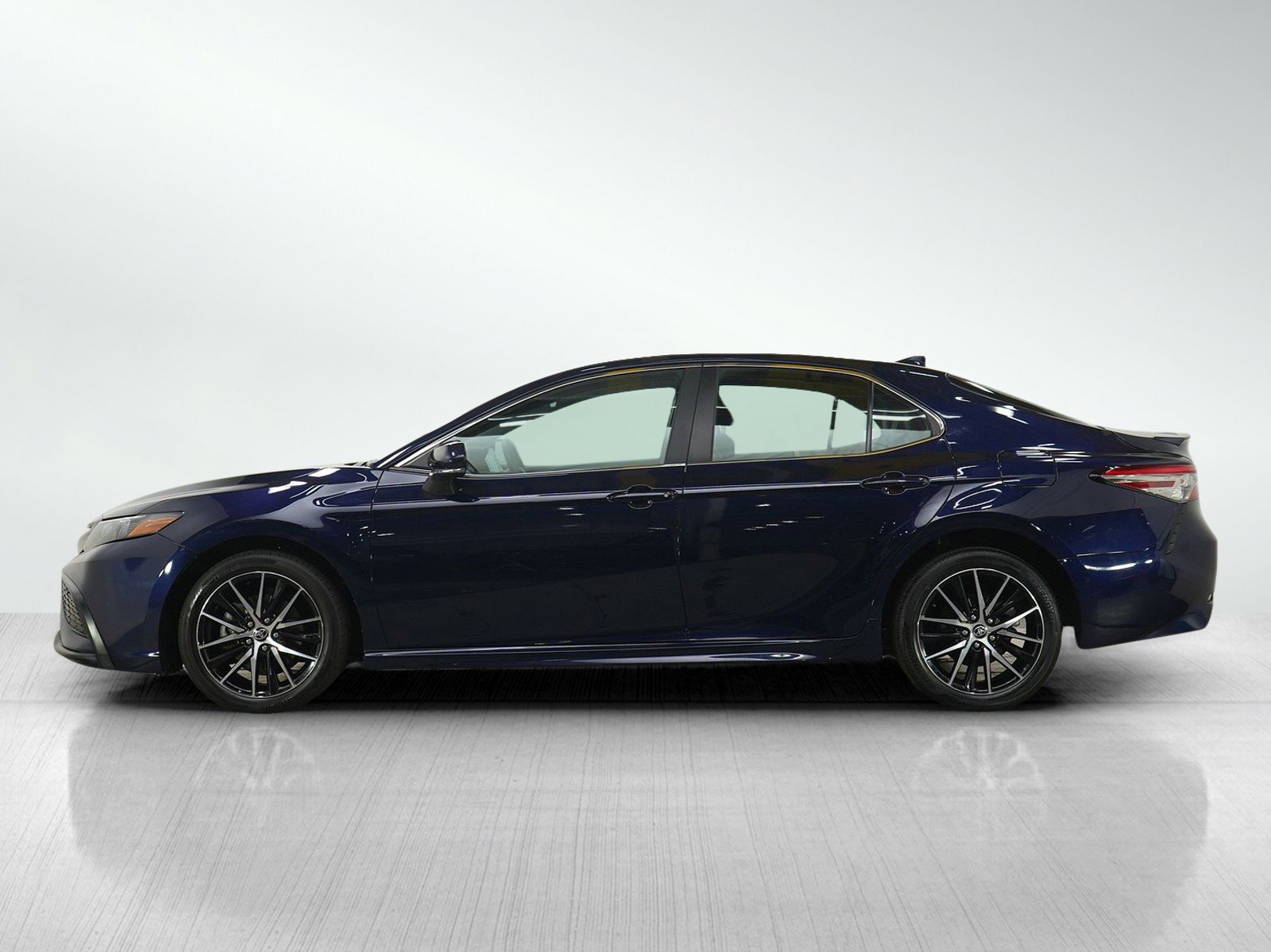 Used 2022 Toyota Camry SE FWD image 2