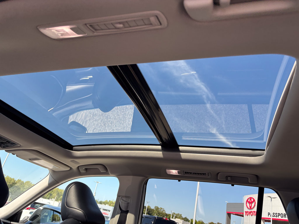 Used 2025 Toyota Grand Highlander AWD image 17
