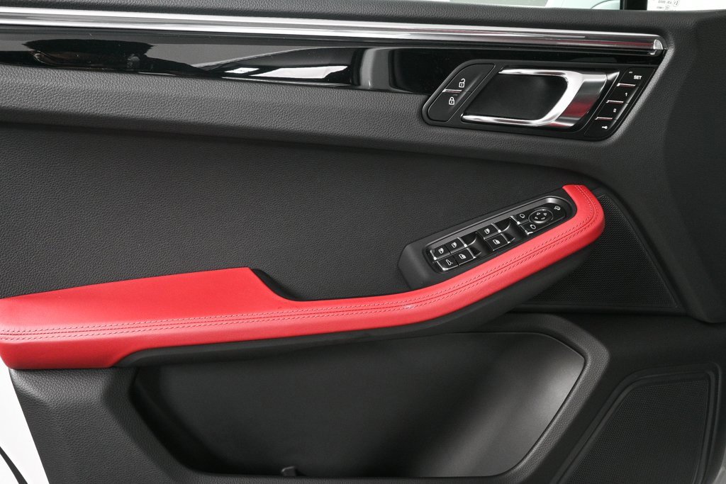 Certified 2025 Porsche Macan image 6