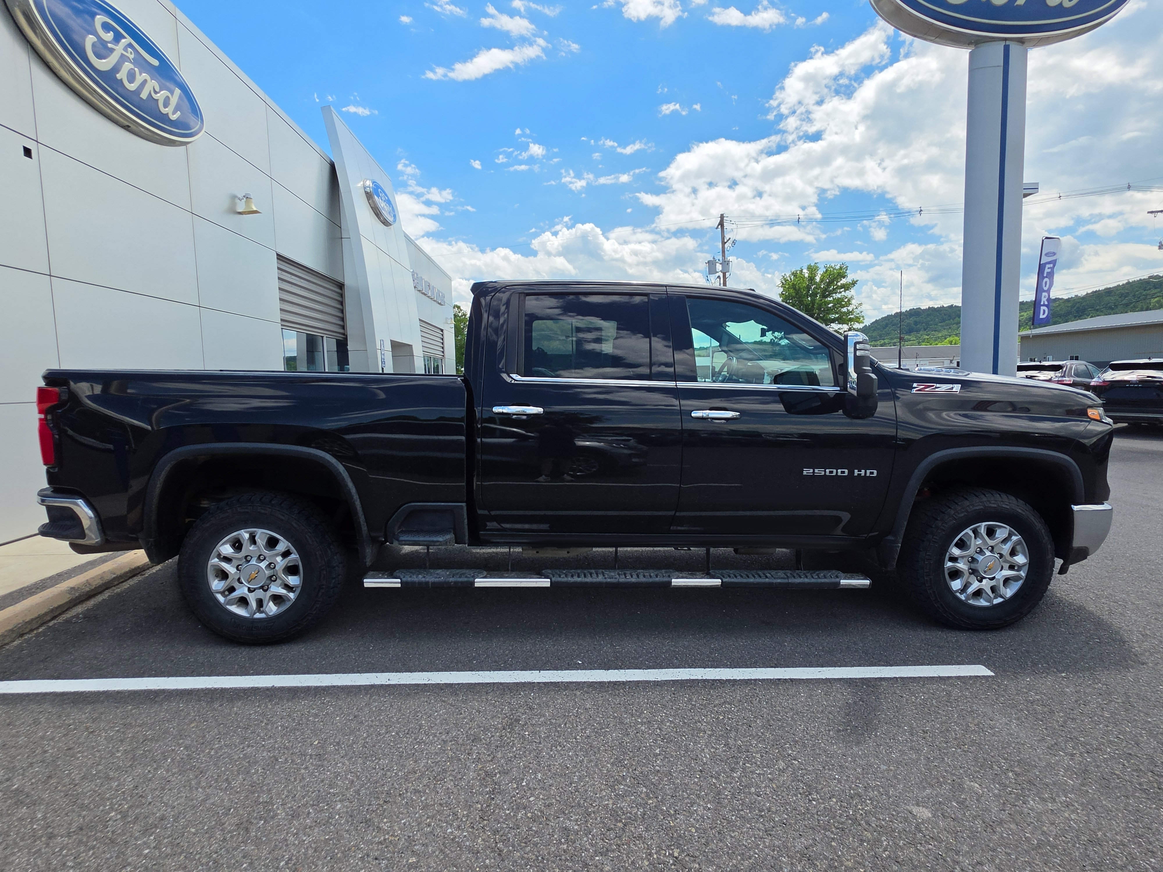 Used 2024 Chevrolet Silverado 2500 LTZ w/ LTZ Plus Package AWD/4WD image 2
