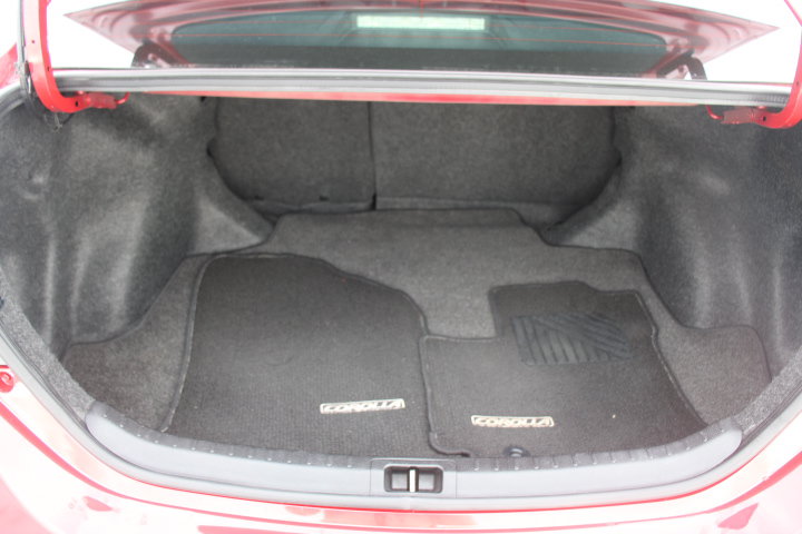 Used 2017 Toyota Corolla LE w/ Carpet Mat Package (TMS) FWD image 14
