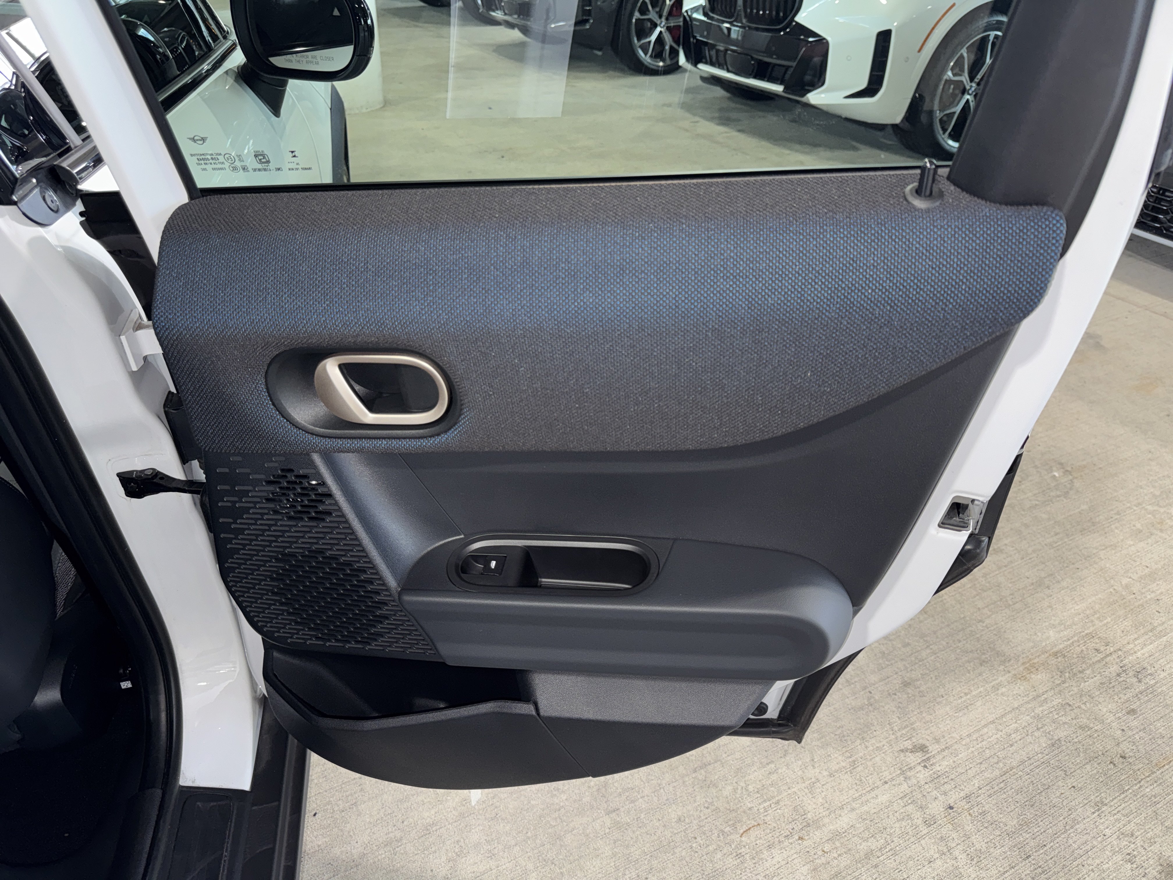 Used 2025 MINI Cooper 4-Door Hardtop FWD image 11