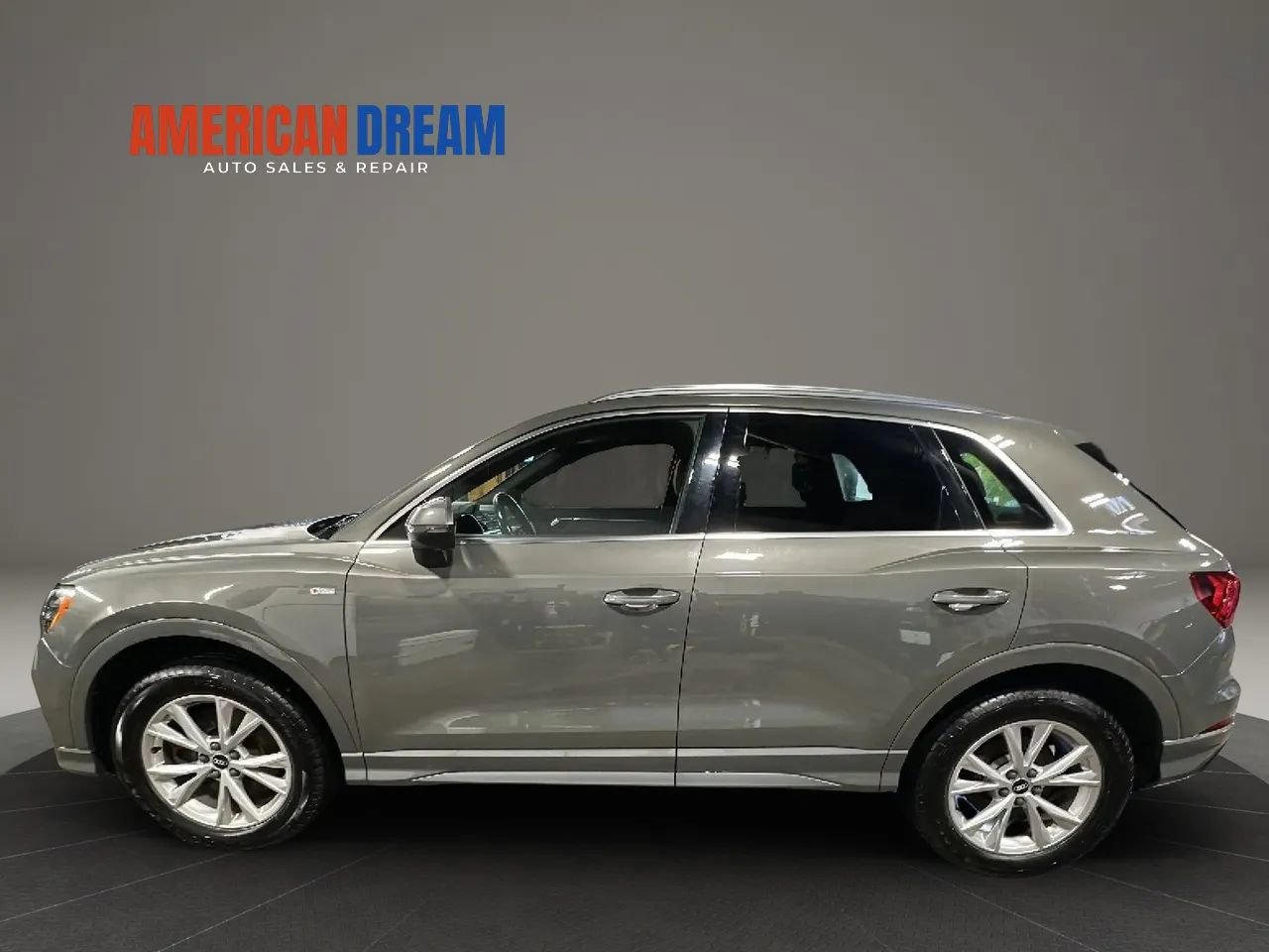Used 2021 Audi Q3 2.0T Premium w/ Convenience Package AWD/4WD image 2