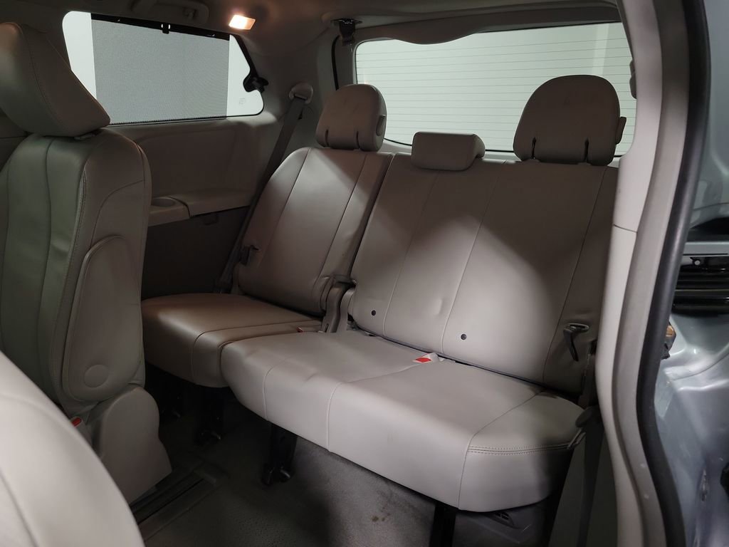 Used 2014 Toyota Sienna XLE image 26