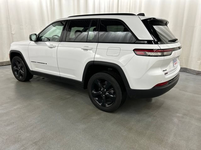 Used 2024 Jeep Grand Cherokee Altitude AWD/4WD image 3