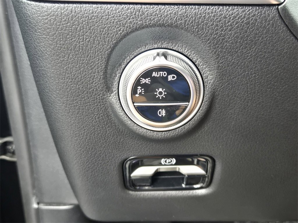 Used 2025 Mercedes-Benz C 300 image 28