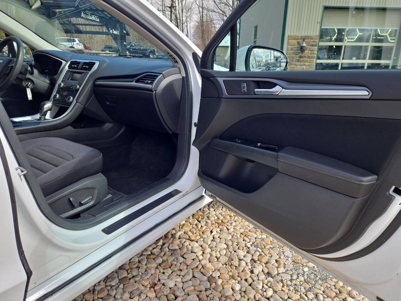 Used 2015 Ford Fusion SE image 21