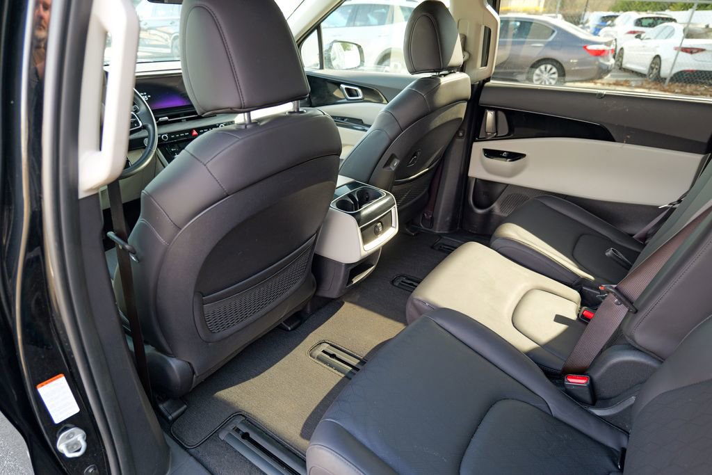 Used 2024 Kia Carnival EX image 25